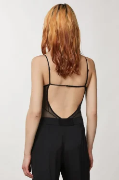Body in tulle