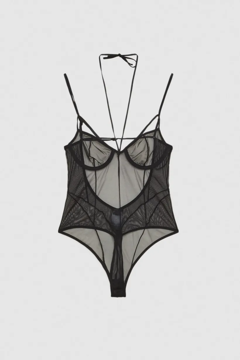 Body in tulle