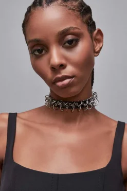 Choker con borchie in nikel e pelle