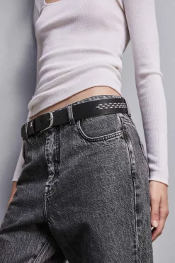 Cintura vita bassa in pelle con fibbia