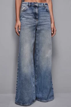 Jeans a vita bassa e gamba larga
