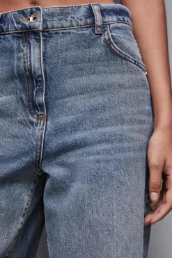 Jeans a vita bassa e gamba larga