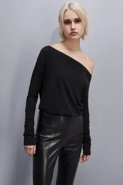 Maglia con spalla scesa "Essential"