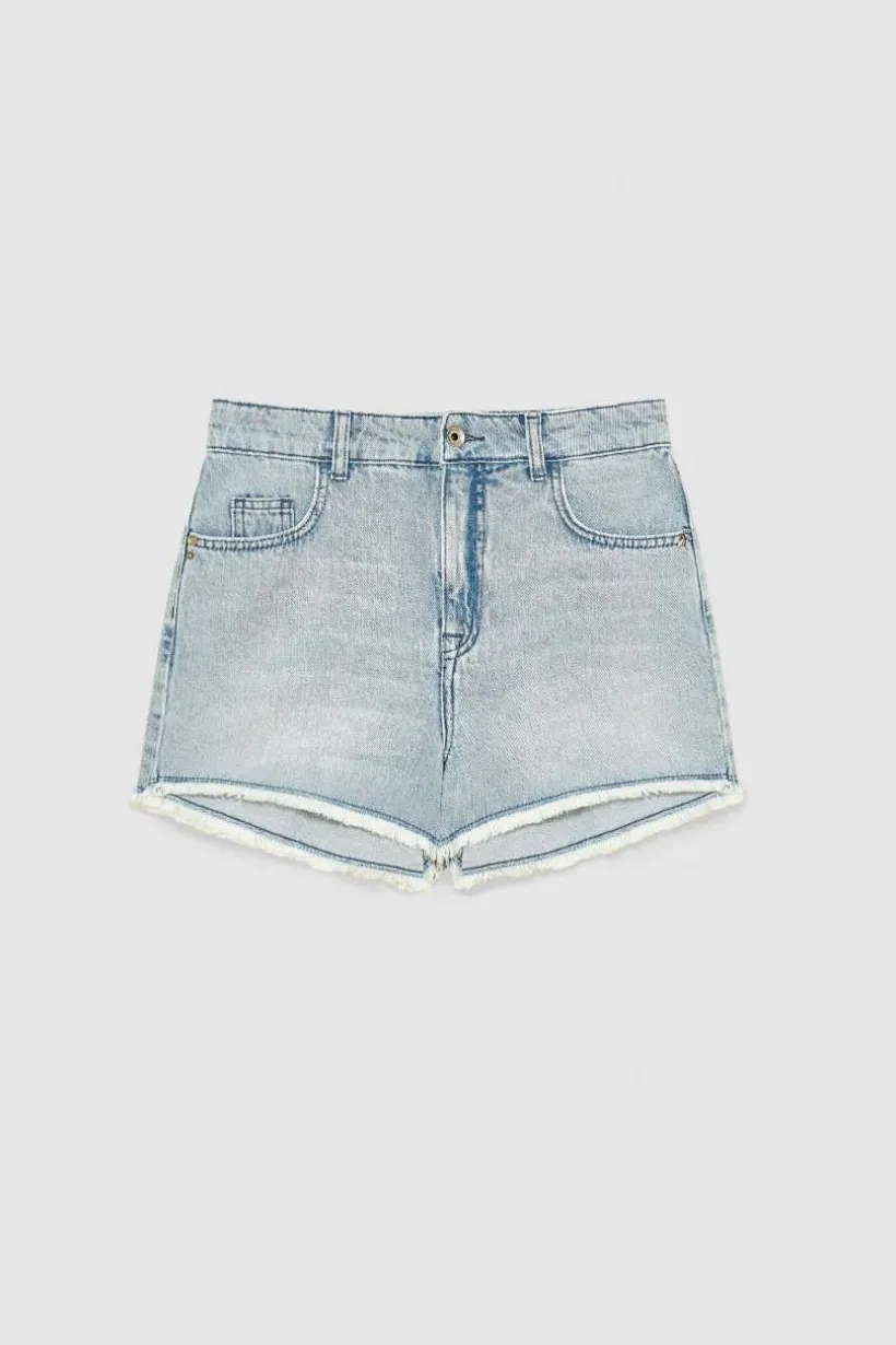 Pantaloncini in jeans sfrangiati