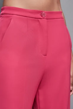 Pantaloni con pieghe in tessuto stretch