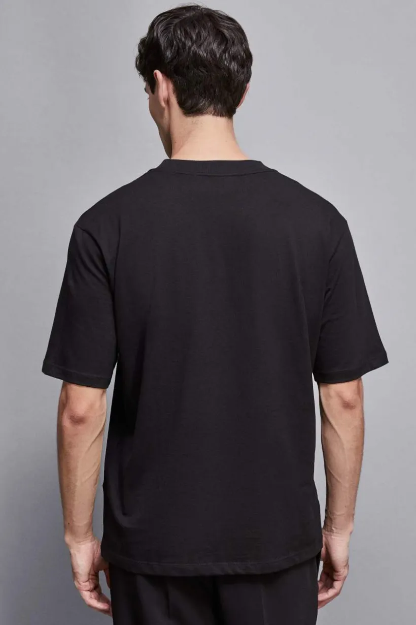 T-shirt con applicazione borchie